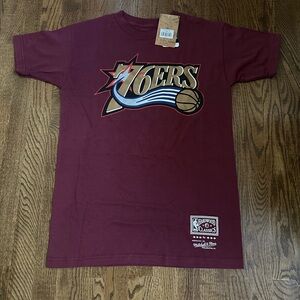 Mitchell & Ness 76ers Burgundy Destination Leisure shirt